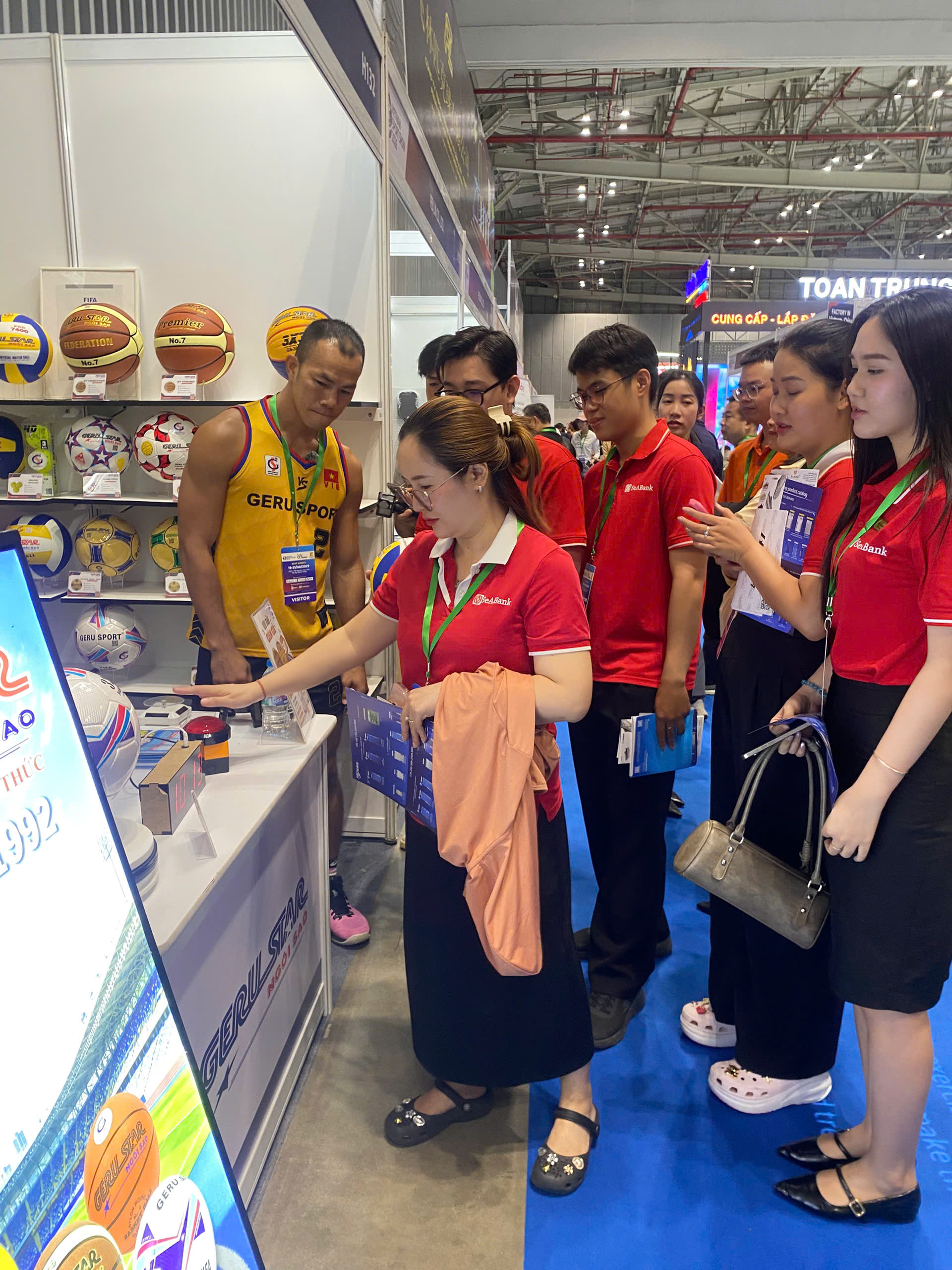 Đỗ Ngọc Thiện ghé gian hàng Geru Sport tại Vietnam Sport Show 2026