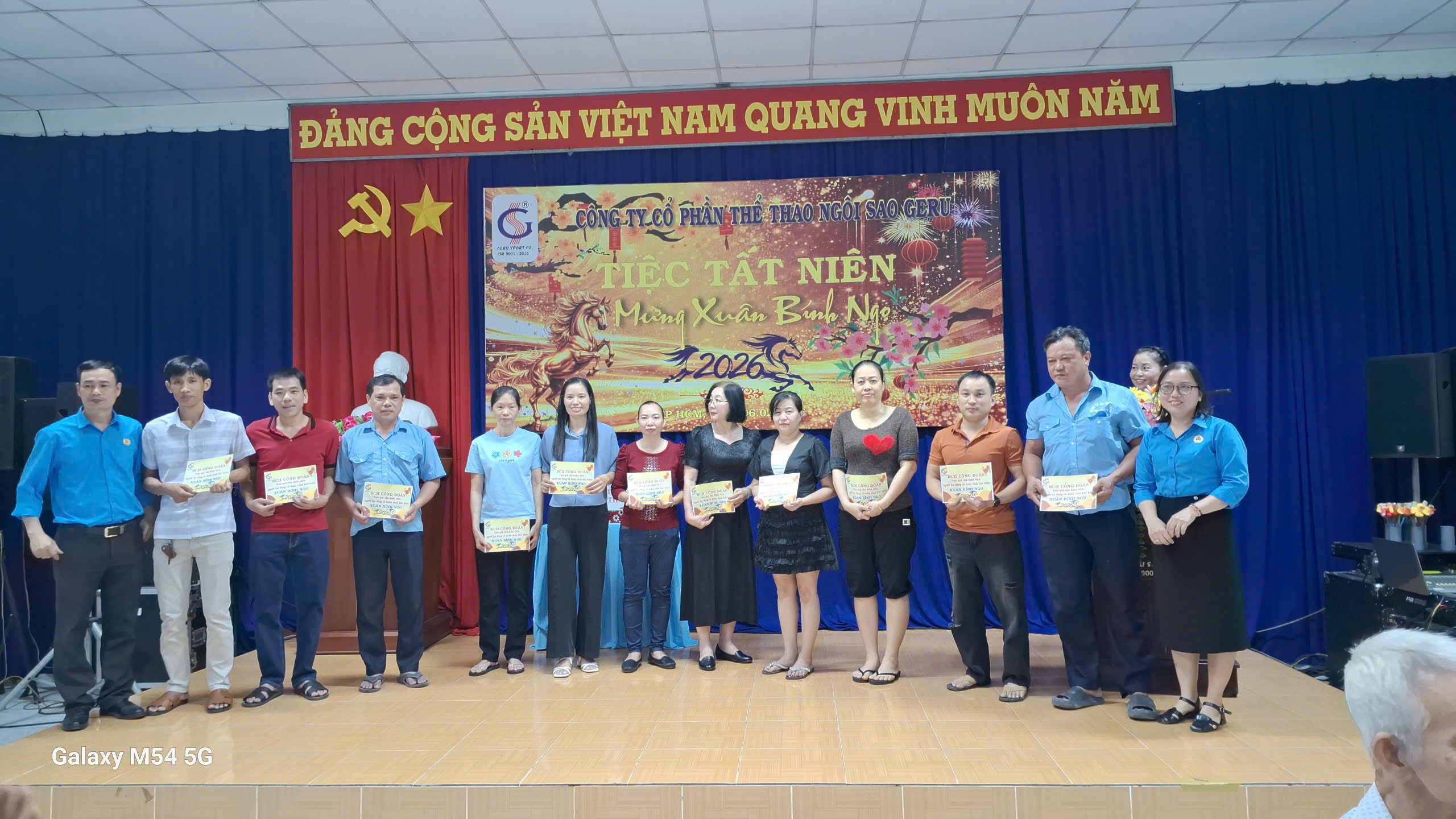 Lãnh đạo Công đoàn Cao su Việt Nam chụp hình lưu niệm cùng lãnh đạo công ty qua các thời kỳ